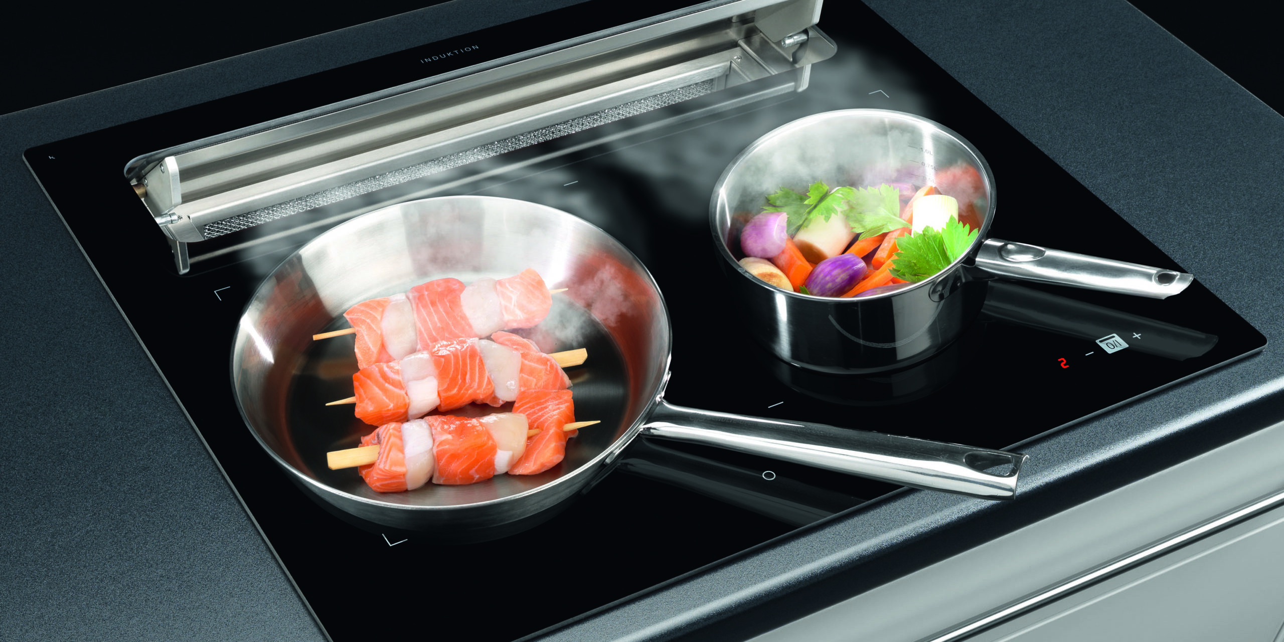 Oranier Küchentechnik – 1062 11 KXI offen schraeg mit Pfanne